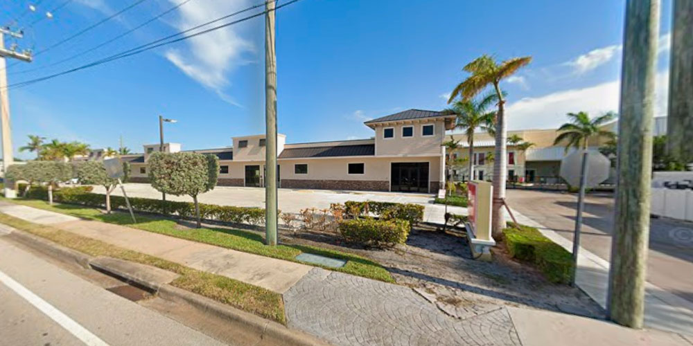 325 W Lantana Rd, Lantana, FL 33462